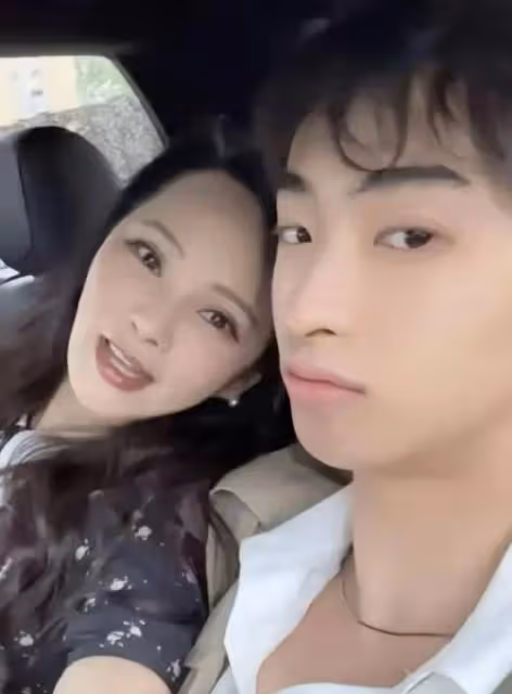 伊能靜22歲兒子首談父母離婚:分開是好事,爸爸庾澄慶教會我做人