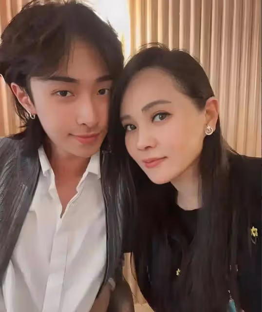 伊能靜22歲兒子首談父母離婚:分開是好事,爸爸庾澄慶教會我做人