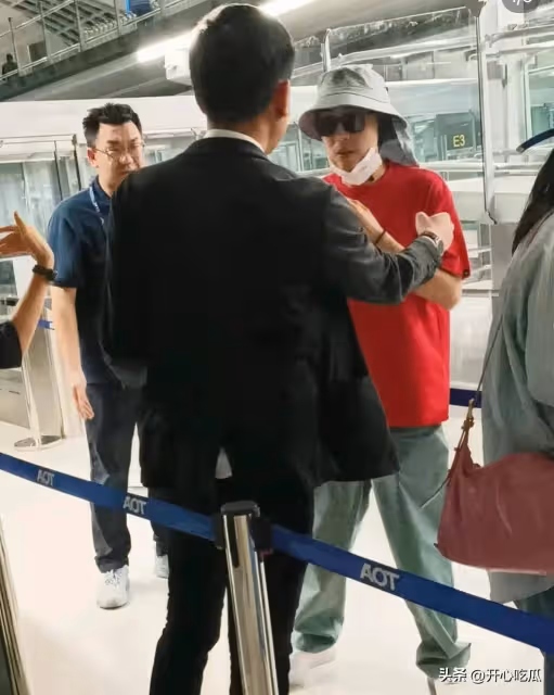 好消息!王星和女友嘉嘉現身泰國機場,被護送到上海,平安歸國!