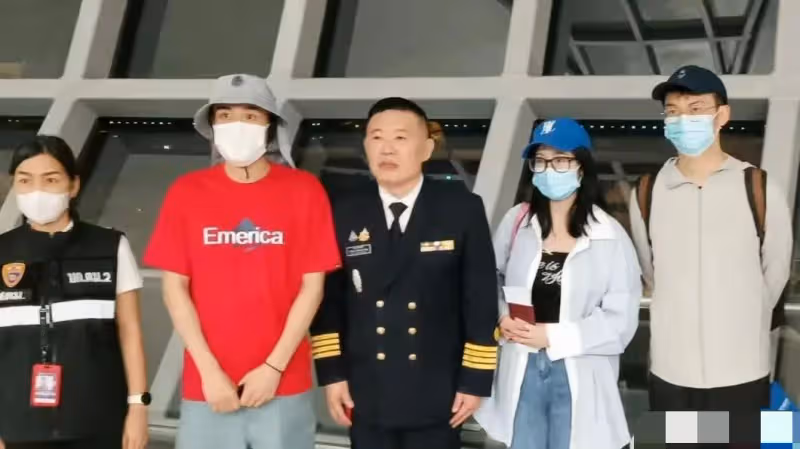 盼到了!王星和女友出發回國,穿紅色短袖戴假髮,站姿佝僂引熱議