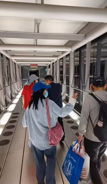 盼到了!王星和女友出發回國,穿紅色短袖戴假髮,站姿佝僂引熱議