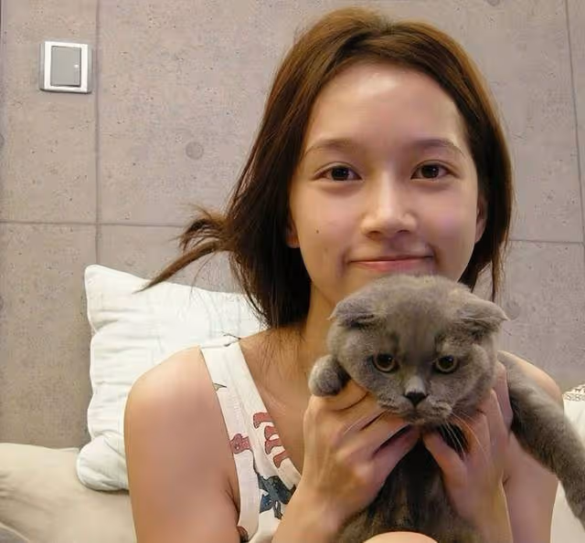 一路走好!TVB知名女星陪伴16年愛貓離世,情緒失控在鏡頭前大哭