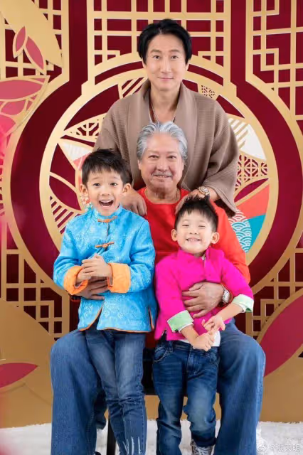 洪金寶大壽與孫子合照!兩個小傢伙顏值飆升,被喊話原地出道