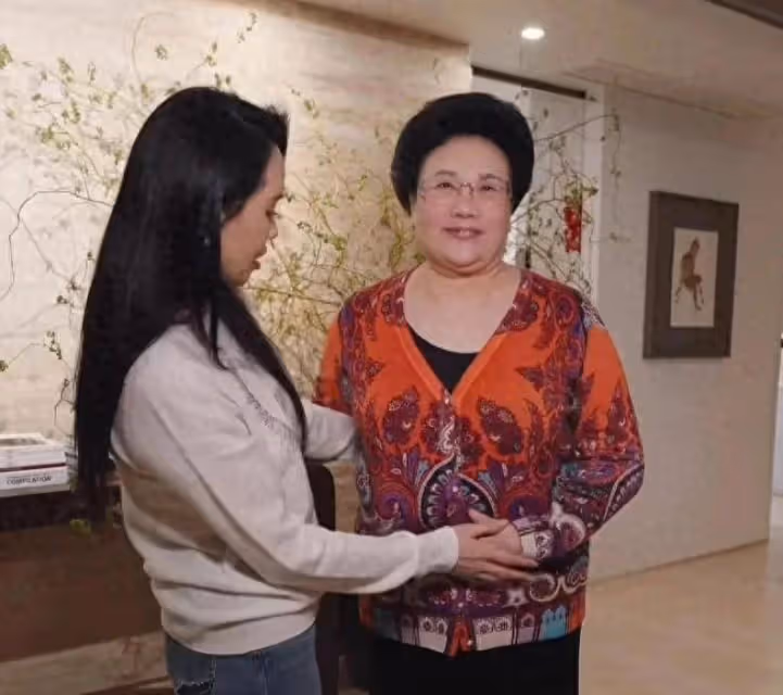 伊能靜公婆到上海看米粒,家裡冷要穿棉拖鞋,爺孫牽手散步好暖心