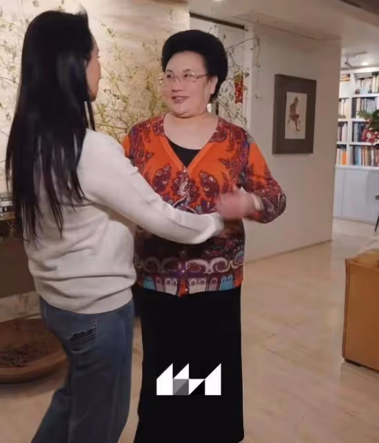 伊能靜公婆到上海看米粒,家裡冷要穿棉拖鞋,爺孫牽手散步好暖心