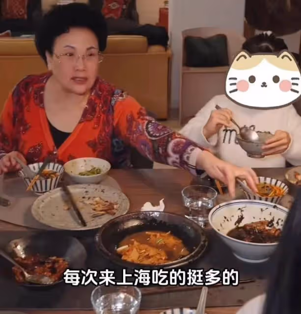 伊能靜公婆到上海看米粒,家裡冷要穿棉拖鞋,爺孫牽手散步好暖心