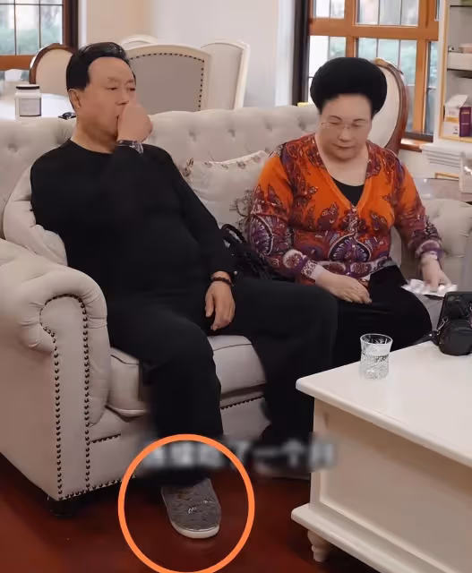 伊能靜公婆到上海看米粒,家裡冷要穿棉拖鞋,爺孫牽手散步好暖心