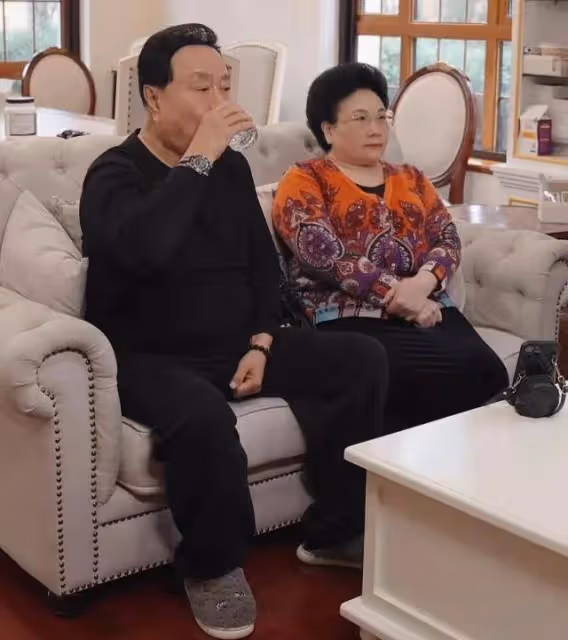 伊能靜公婆到上海看米粒,家裡冷要穿棉拖鞋,爺孫牽手散步好暖心