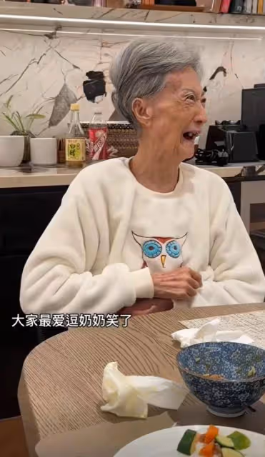 伊能靜兒子去庾澄慶家做客,92歲奶奶首出鏡牙齒掉光,和兒媳同住