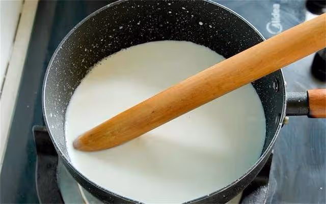 家裡還剩2盒牛奶,往鍋里一倒,擀麵杖一攪,又香又甜孩子超愛吃