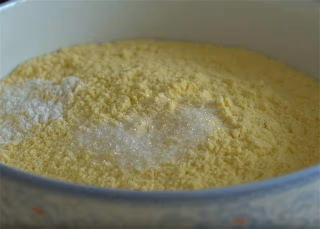 玉米面也能做甜甜圈,香甜酥脆,不加水不用烤不油炸,比麵包好吃