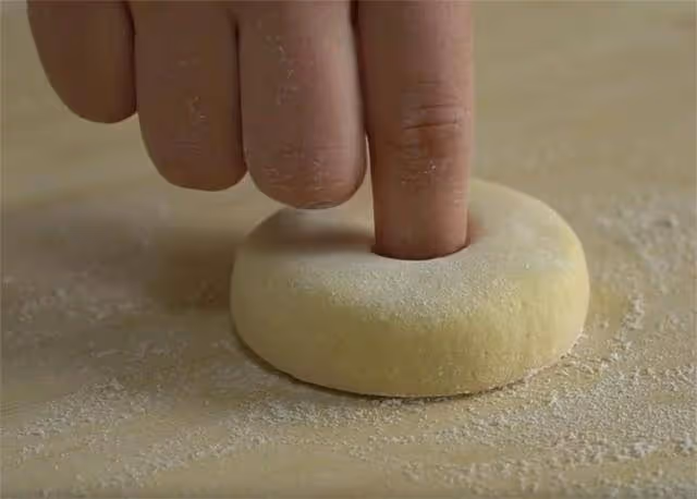 玉米面也能做甜甜圈,香甜酥脆,不加水不用烤不油炸,比麵包好吃