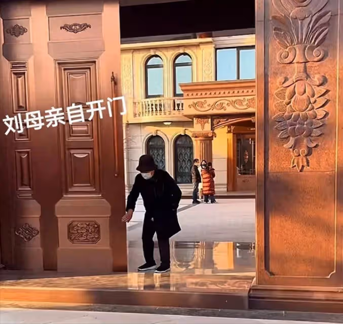 劉強東老家豪宅內景曝光,大鍋煙囪灶台接地氣,劉母親自開門迎客