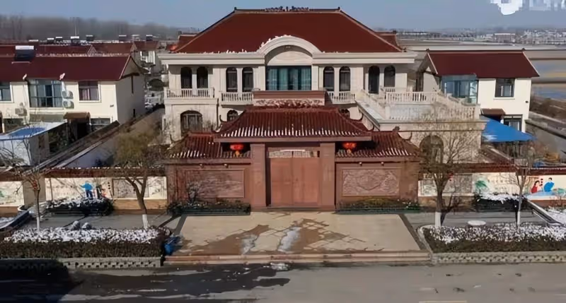 劉強東老家豪宅內景曝光,大鍋煙囪灶台接地氣,劉母親自開門迎客
