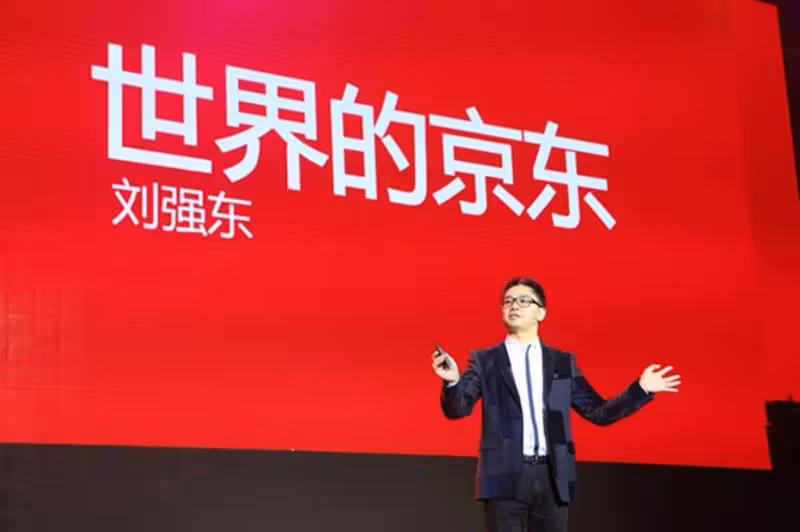 劉強東老家豪宅內景曝光,大鍋煙囪灶台接地氣,劉母親自開門迎客