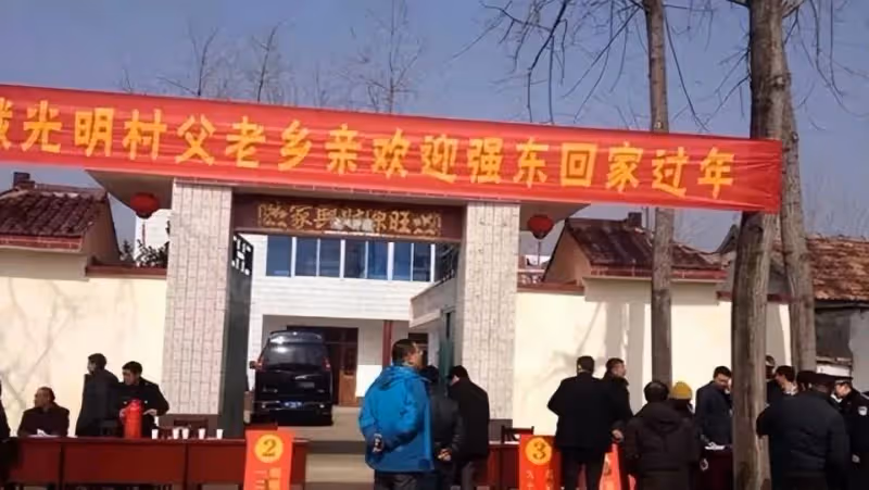 劉強東老家豪宅內景曝光,大鍋煙囪灶台接地氣,劉母親自開門迎客