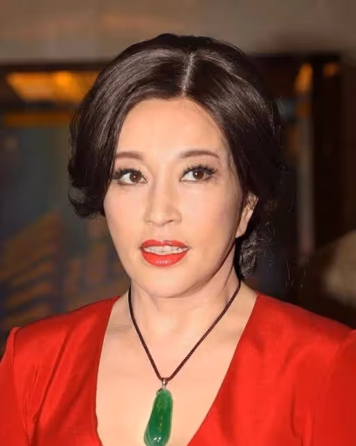 74歲劉曉慶錄節目中毒!嘔吐咳嗽不止,臉色煞白,視頻看的太揪心
