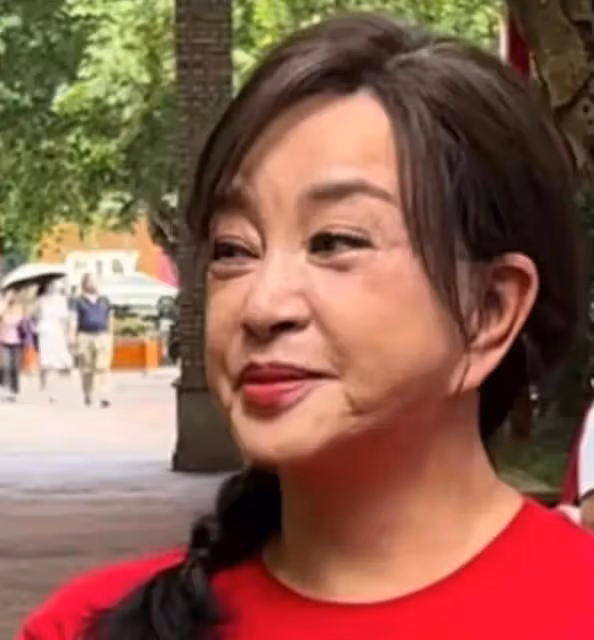 74歲劉曉慶錄節目中毒!嘔吐咳嗽不止,臉色煞白,視頻看的太揪心