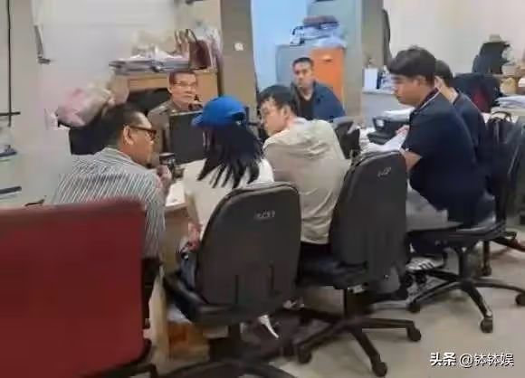 王星女朋友首露臉!個子不高,披肩發戴著眼鏡,兩人今日一起回國