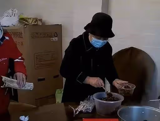 劉強東母親誇讚兒媳章澤天:新衣服是她買的