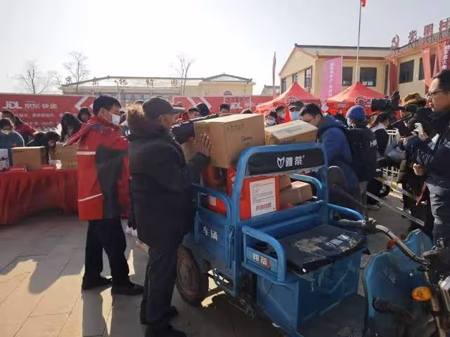 劉強東母親誇讚兒媳章澤天：新衣服是她買的