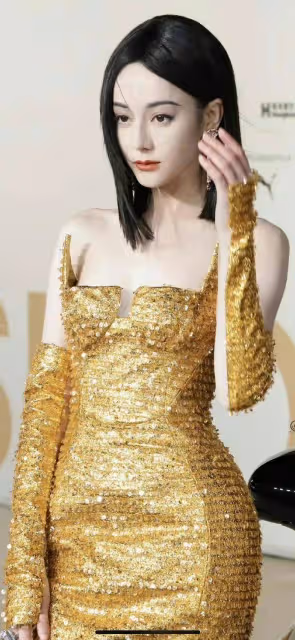 新疆美女迪麗熱巴穿鎏金露背長裙!魔鬼身材性感火辣