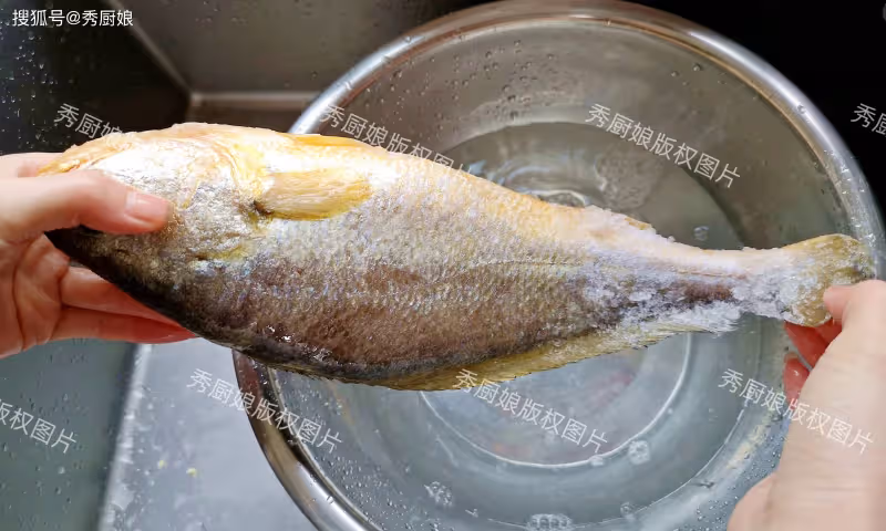解凍魚,切記別直接用清水泡!教你一招快速解凍,跟活魚一樣新鮮