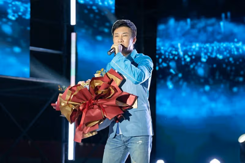 歌手江濤:妻子打工支持他唱歌,成名後寵愛妻子,孝順岳母