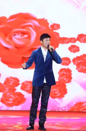 歌手江濤：妻子打工支持他唱歌，成名後寵愛妻子，孝順岳母