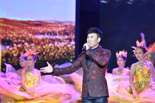 歌手江濤：妻子打工支持他唱歌，成名後寵愛妻子，孝順岳母
