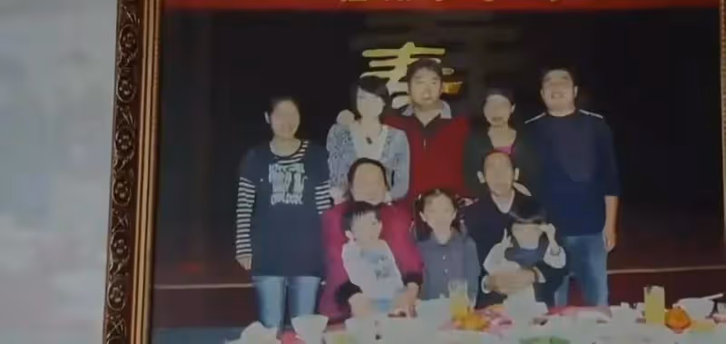 劉強東:妹夫沒再婚,獨自養三孩一年給100萬,父親撿廢品拆紙殼