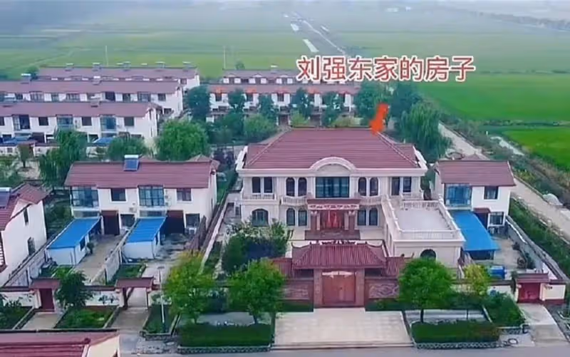 劉強東:妹夫沒再婚,獨自養三孩一年給100萬,父親撿廢品拆紙殼