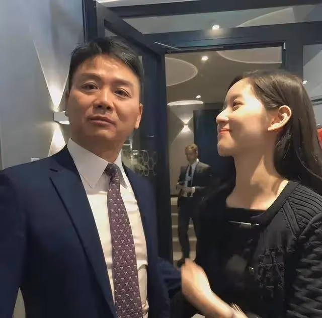 劉強東:妹夫沒再婚,獨自養三孩一年給100萬,父親撿廢品拆紙殼