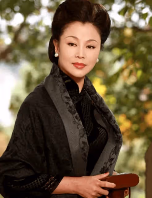 她生完兒子就被丈夫打爛鼻子，離婚後爆紅全國身價上億，如今過得怎麼樣了？