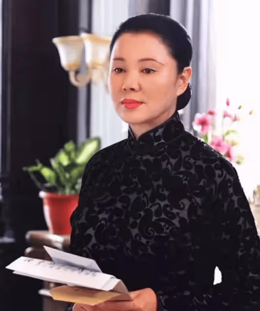 她生完兒子就被丈夫打爛鼻子，離婚後爆紅全國身價上億，如今過得怎麼樣了？