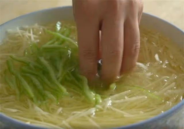 北方特色麵食「水烙饃」,一次這樣做10張,比紙還薄,拿肉都不換