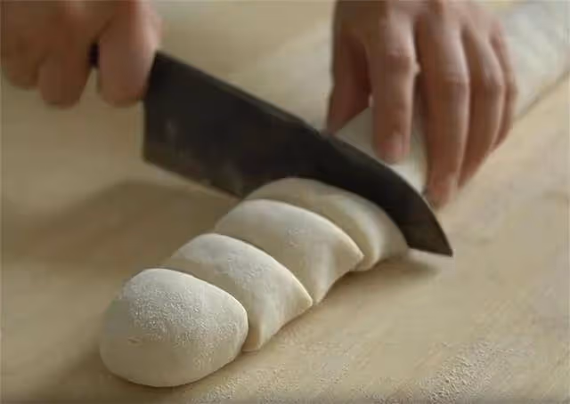北方特色麵食「水烙饃」,一次這樣做10張,比紙還薄,拿肉都不換