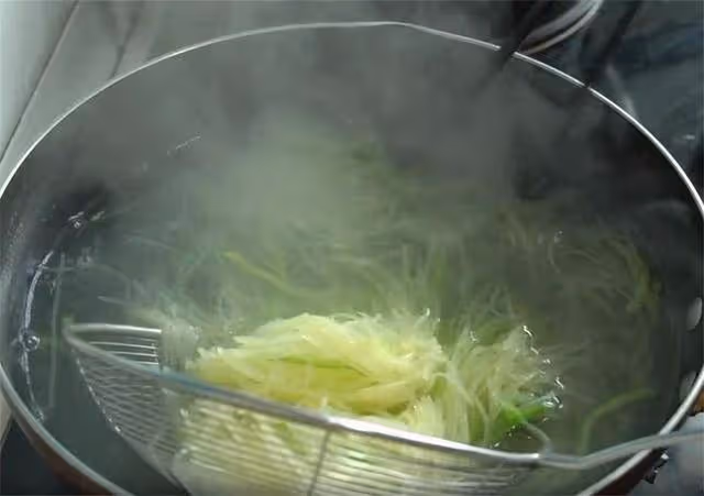 北方特色麵食「水烙饃」,一次這樣做10張,比紙還薄,拿肉都不換