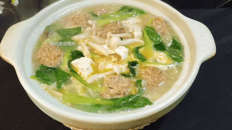 天冷太適合吃這燉菜了,食材多樣一鍋出,熱氣騰騰、滿口鮮香好味道,上桌就吃個精光