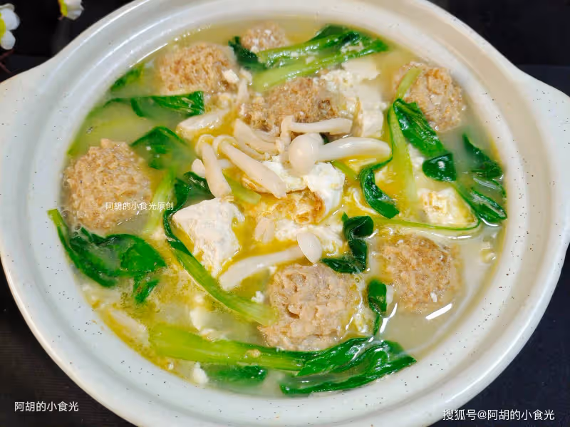 天冷太適合吃這燉菜了,食材多樣一鍋出,熱氣騰騰、滿口鮮香好味道,上桌就吃個精光
