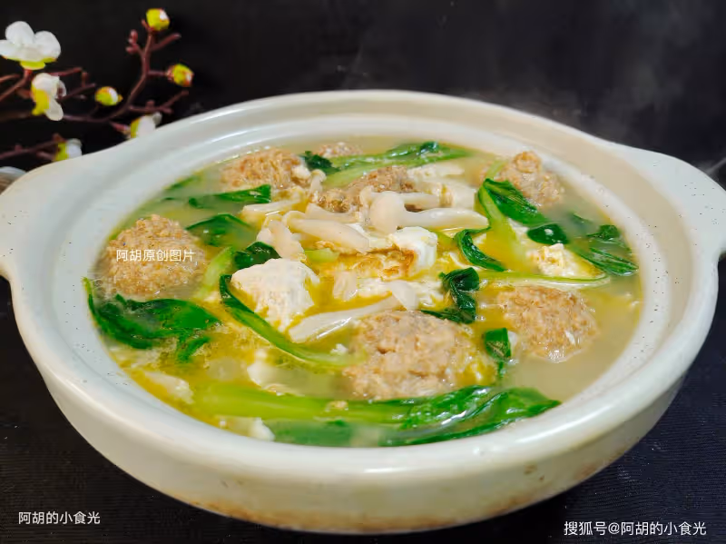 天冷太適合吃這燉菜了,食材多樣一鍋出,熱氣騰騰、滿口鮮香好味道,上桌就吃個精光
