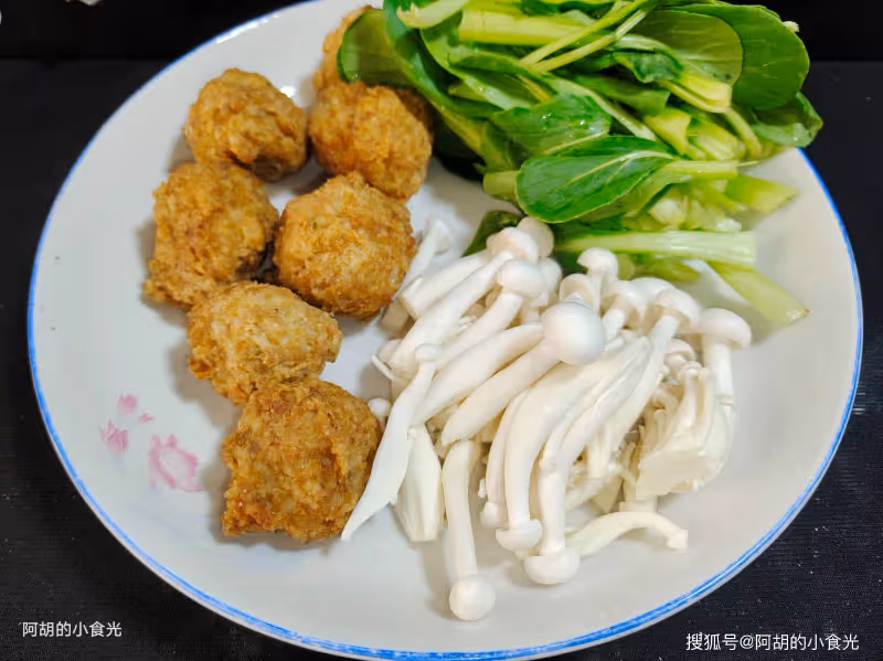 天冷太適合吃這燉菜了,食材多樣一鍋出,熱氣騰騰、滿口鮮香好味道,上桌就吃個精光