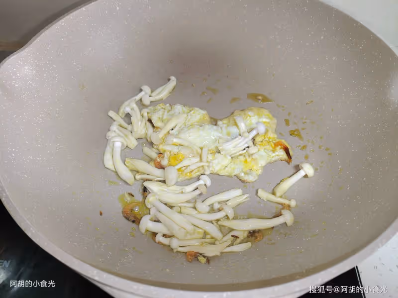 天冷太適合吃這燉菜了,食材多樣一鍋出,熱氣騰騰、滿口鮮香好味道,上桌就吃個精光
