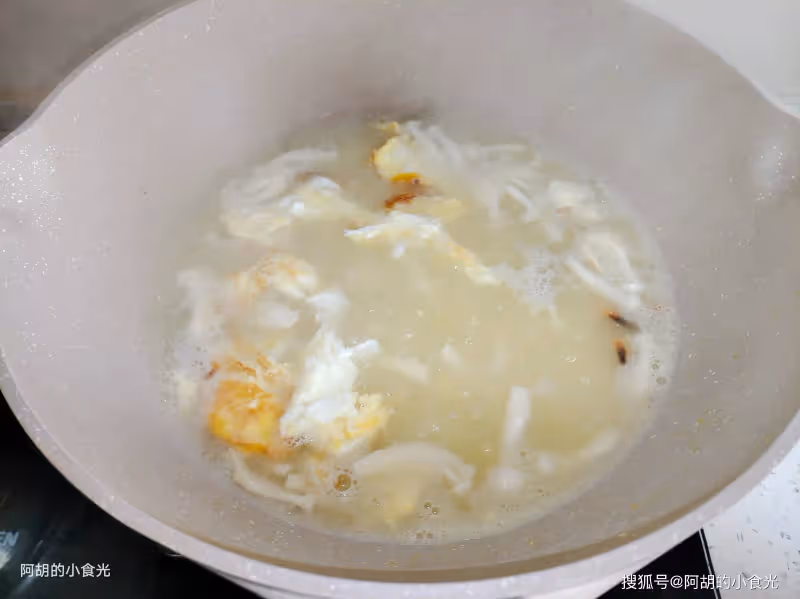 天冷太適合吃這燉菜了,食材多樣一鍋出,熱氣騰騰、滿口鮮香好味道,上桌就吃個精光