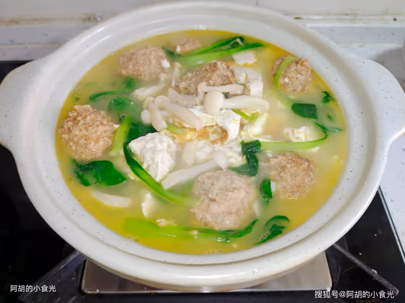 天冷太適合吃這燉菜了,食材多樣一鍋出,熱氣騰騰、滿口鮮香好味道,上桌就吃個精光