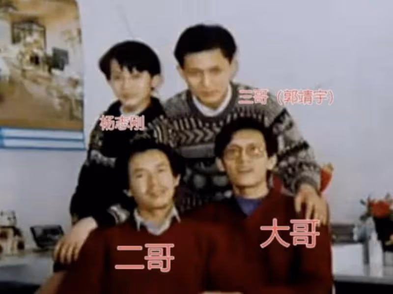 楊志剛:被過繼給舅舅,哥哥力捧他成名,生母去世也沒叫聲媽