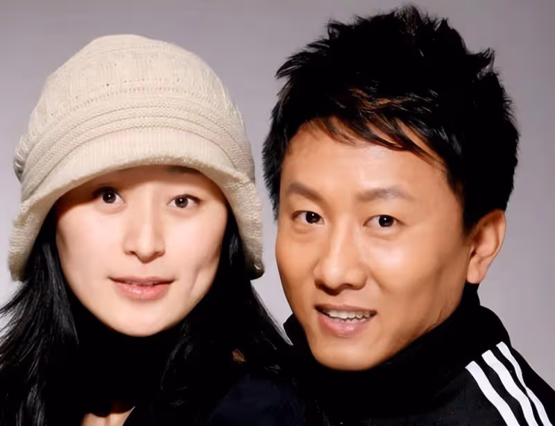 演員房子斌:用20元戒指娶校花,為支持她復出,放棄演戲在家帶娃