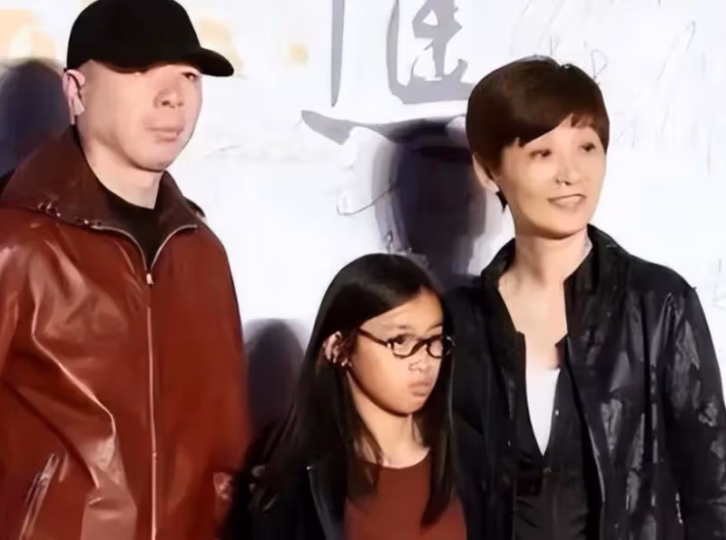 曝知名導演大瓜!徐帆收養多年的女兒朵朵,竟是馮小剛的私生女?
