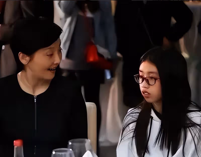 曝知名導演大瓜!徐帆收養多年的女兒朵朵,竟是馮小剛的私生女?