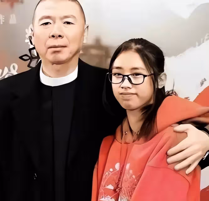 曝知名導演大瓜!徐帆收養多年的女兒朵朵,竟是馮小剛的私生女?